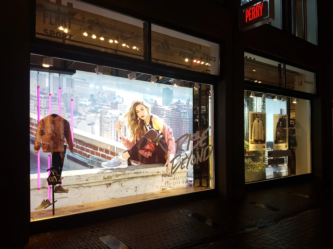 Leuchtwand im Schaufenster bei Nacht